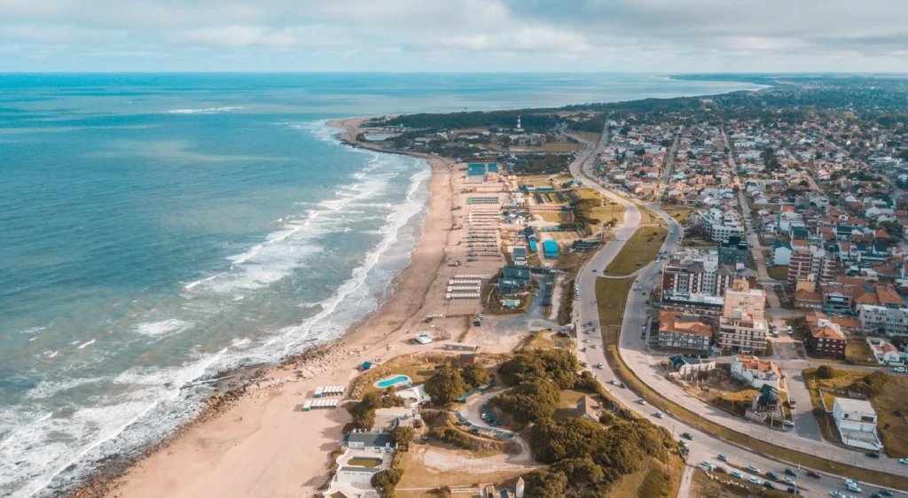 Mar del plata vista desde arriba en la costa.
