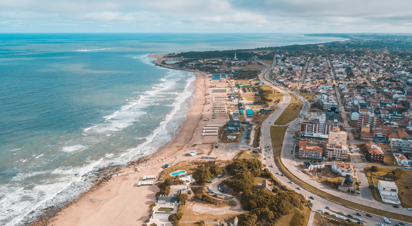 Mar del plata vista desde arriba en la costa.